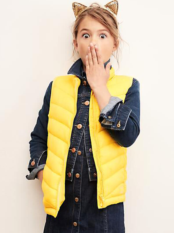 Áo khoác nỉ màu vàng cho bé gái